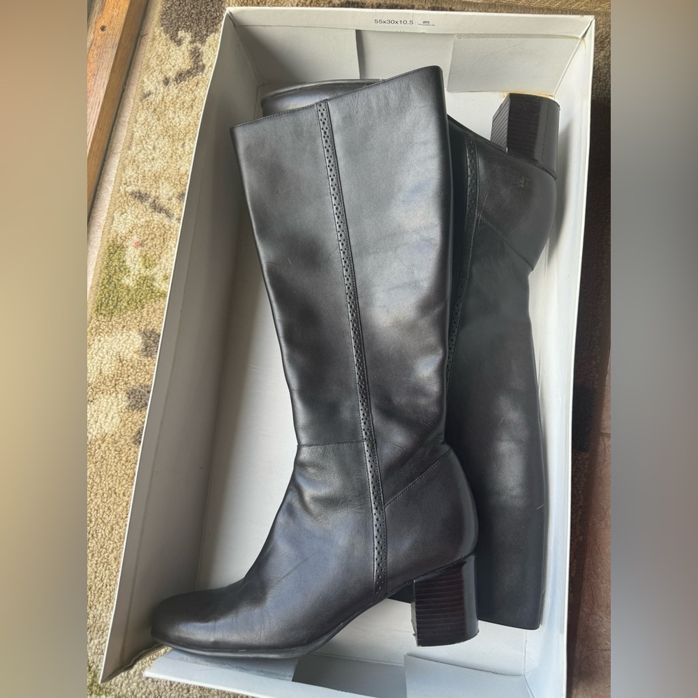 Black heeled boots
